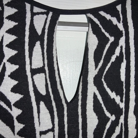 Cache Knit Jacquard Tribal Print Sheath Dress Sz L front keyhole V back - Picture 5 of 11